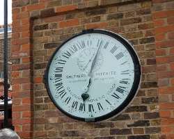 The observatory is also known for the collection of the most popular timepieces in the world. Among them is the Russian F.M. Fedchenko pendulum clock 